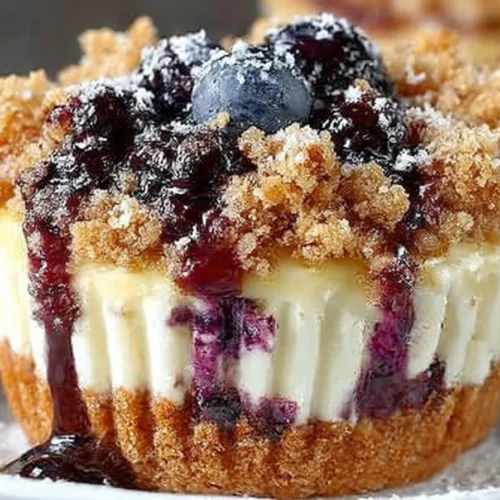 Blueberry crumble mini cheesecakes with a crunchy topping and fresh blueberries